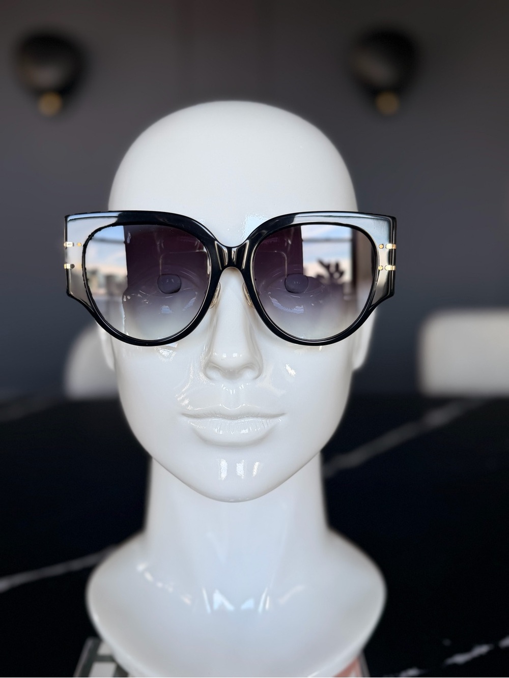 The Christian Dior DiorSignature R2F
Women's Oversized Square Black Gray 😎